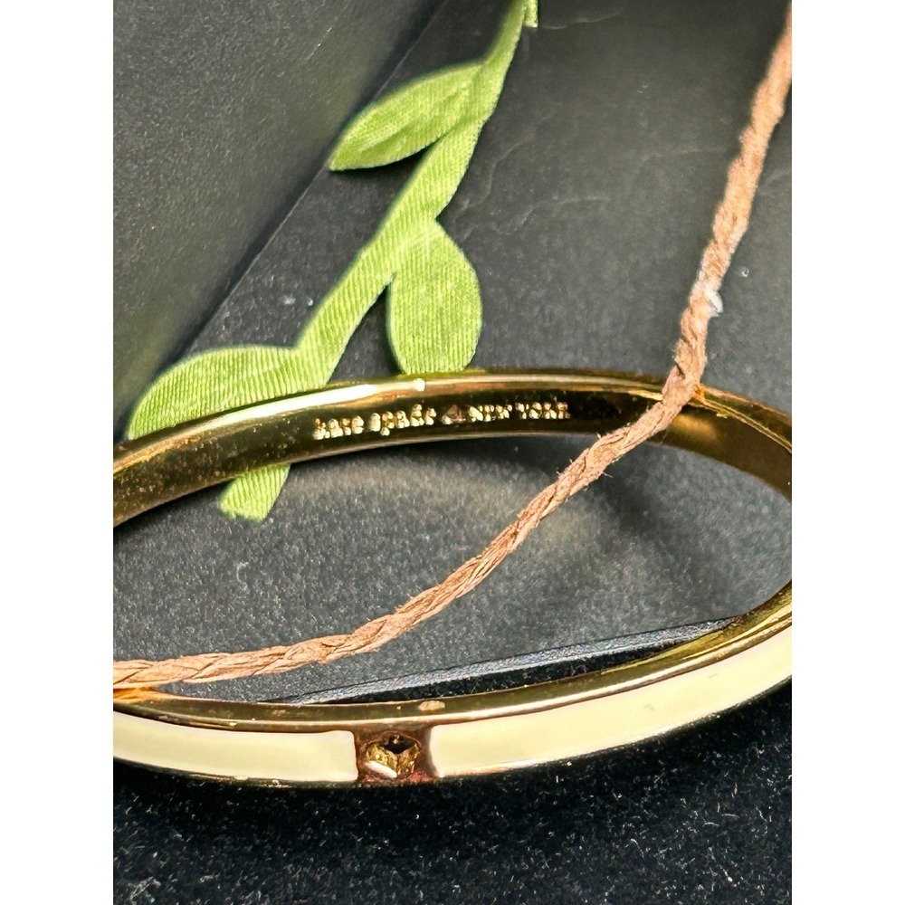 Vintage Kate Spade New York White Enamel Gold Tone Hinged Bangle‎ Bracelet - Picture 4 of 6